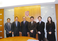 北京大學代表團與中大副校長霍泰輝教授(左三)會晤。